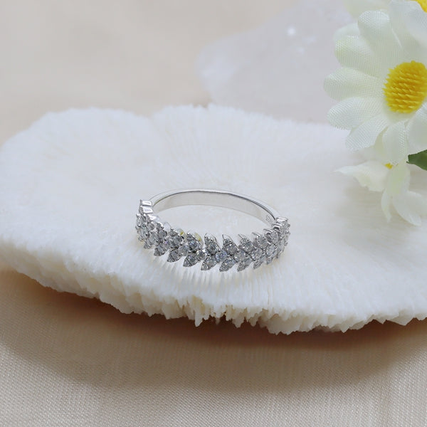 R00256- Round Moissanite Leaf Ring Band