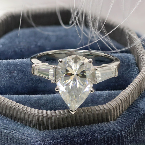 R00152-5CT 9*13mm Pear Moissanite 3 Stones Ring