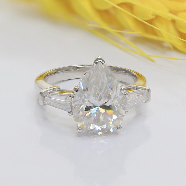 R0035- 5CT 9*13mm Pear Three Stones Moissanite Ring