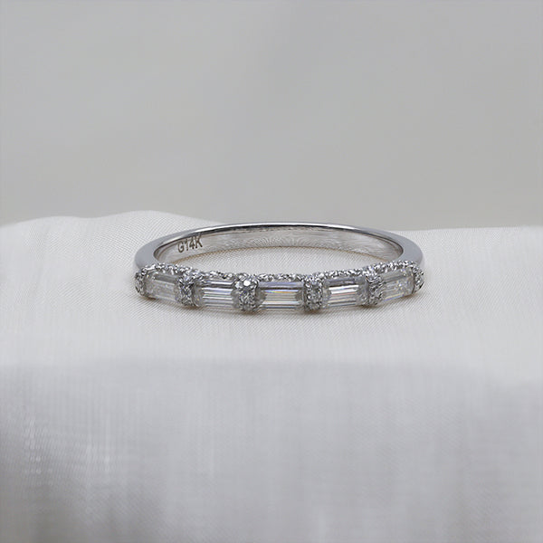 R00381-2x4mm Emerald&Round Moissanite Ring Band