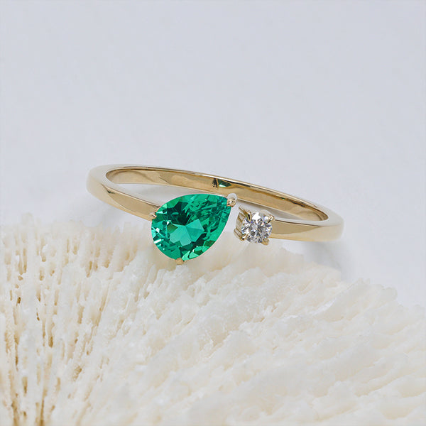 R00547-Paston Custom 5x7mm 1ct Pear Lab Emerald&2.5mm Round Moissanite Ring